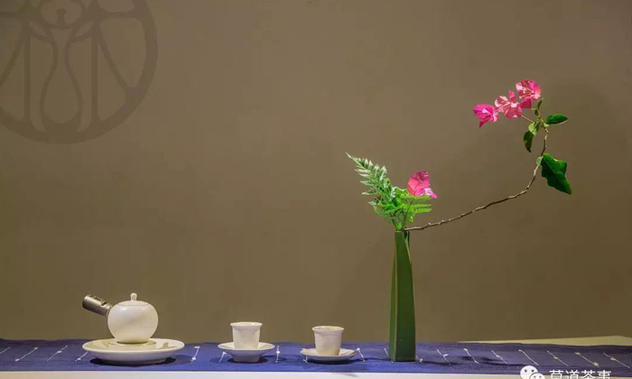 一花一世界,一叶一菩提,伴着暗香浮动,茶人们品至清至洁的茶,悟至灵